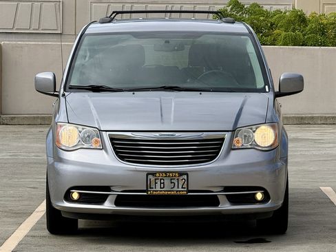 Used 2015 Chrysler Town & Country Touring image 2