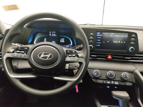 Used 2025 Hyundai Elantra SE FWD image 22