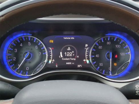 Used 2017 Chrysler Pacifica Limited image 33