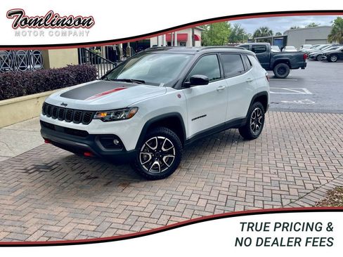 Used 2025 Jeep Compass Trailhawk image 1