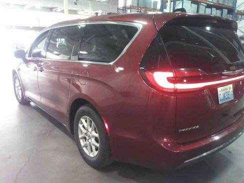 Used 2023 Chrysler Pacifica Touring-L FWD image 3