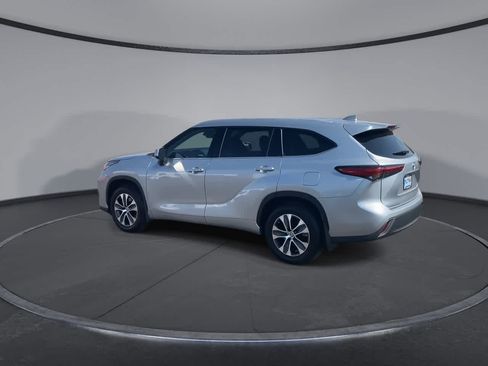 Used 2022 Toyota Highlander XLE AWD/4WD image 6