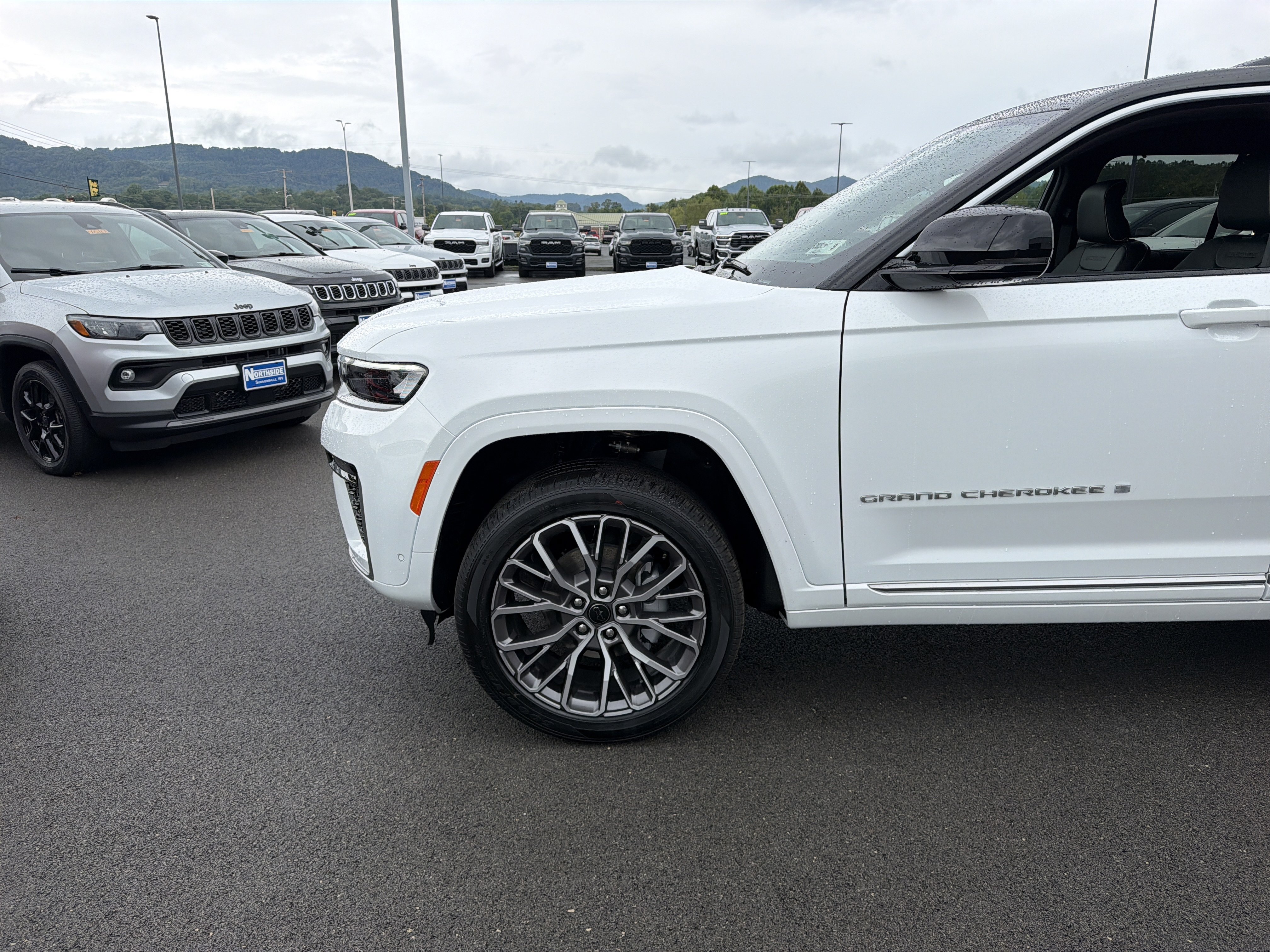 New 2027 Jeep Grand Cherokee Summit AWD/4WD image 12