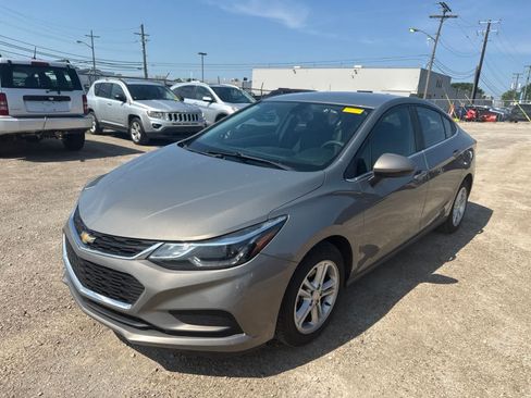 Used 2017 Chevrolet Cruze LT FWD image 1