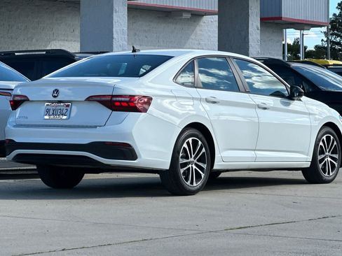 Used 2024 Volkswagen Jetta Sport image 3