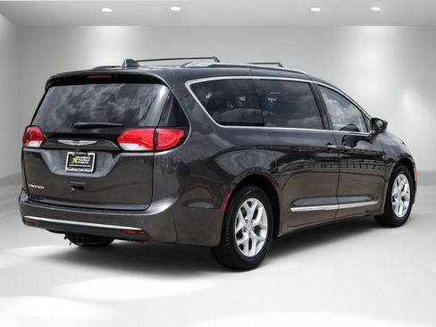 Used 2018 Chrysler Pacifica Touring-L Plus w/ Advanced Safetytec Group FWD image 6