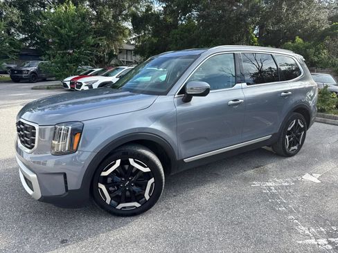 Used 2025 Kia Telluride S FWD image 3