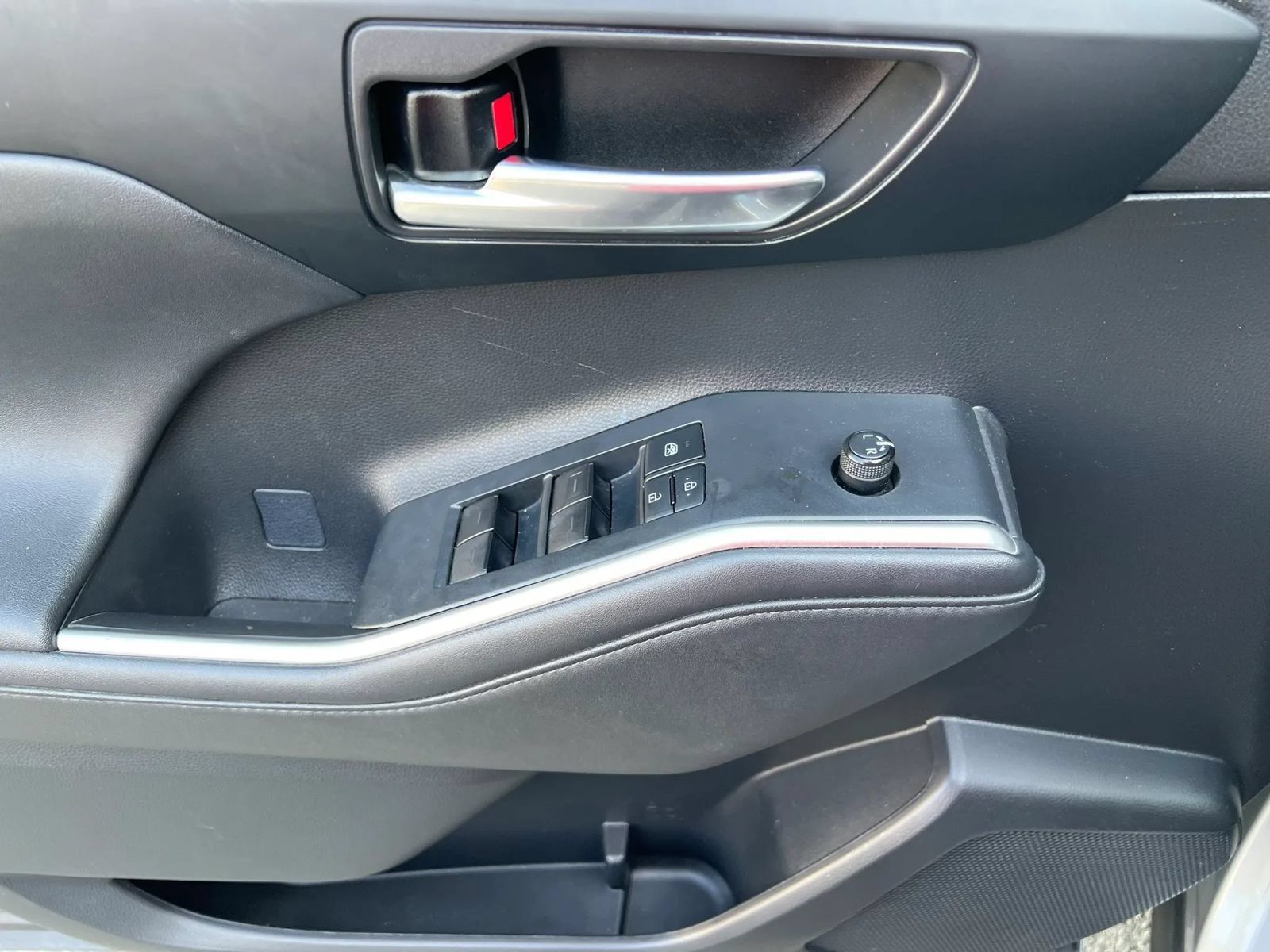 Used 2022 Toyota Highlander XLE AWD/4WD image 15