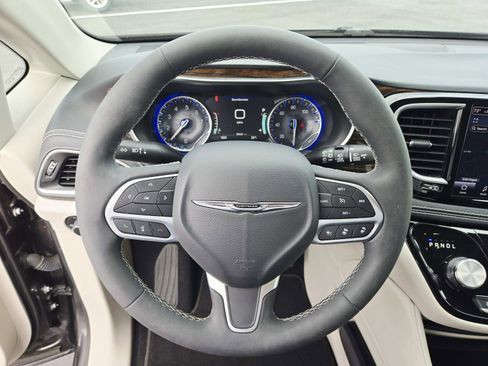 Used 2023 Chrysler Pacifica Limited FWD image 23