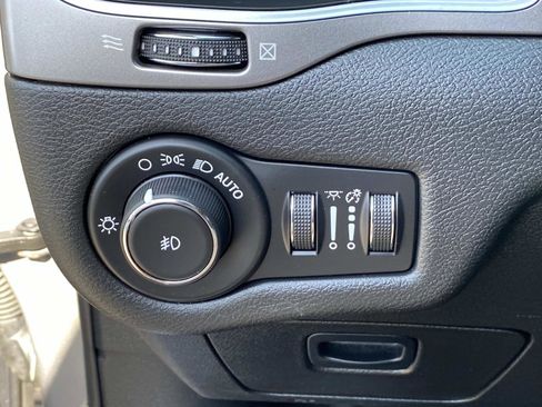 Used 2019 Jeep Cherokee Latitude Plus AWD/4WD image 14