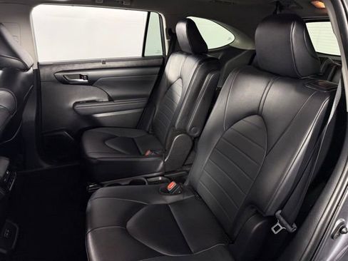 Used 2025 Toyota Highlander XLE image 16