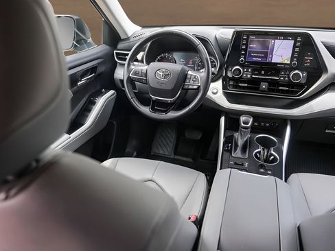 Used 2020 Toyota Highlander XLE AWD/4WD image 26