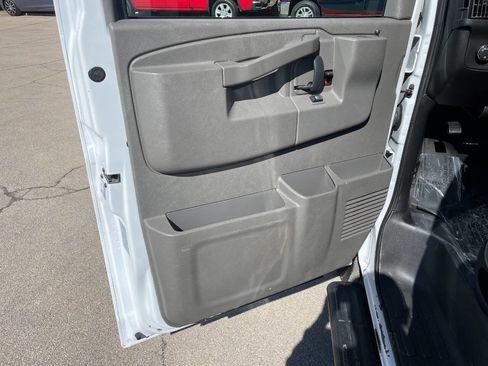 Used 2023 GMC Savana 3500 LS w/ Chrome Appearance Package image 17