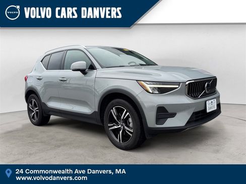 Certified 2025 Volvo XC40 B5 Core image 1
