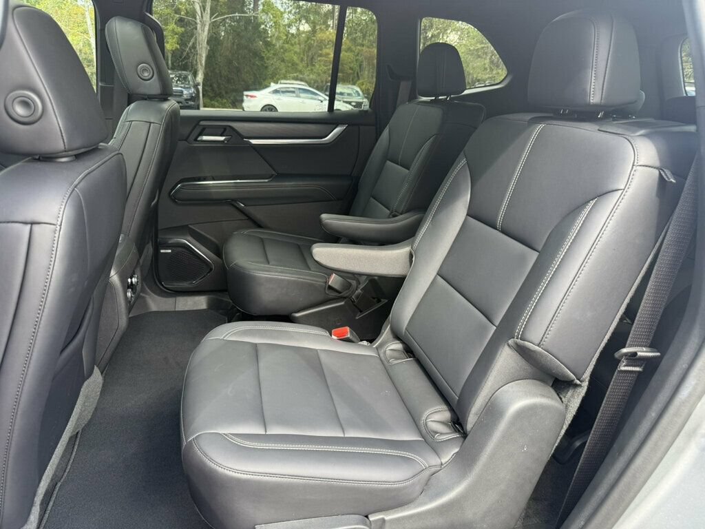 Used 2026 GMC Acadia Elevation w/ Elevation Premium Package FWD image 9