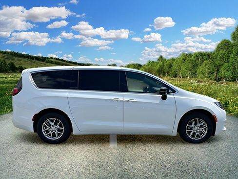 New 2026 Chrysler Voyager LX FWD image 3