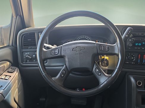 Used 2004 Chevrolet Silverado 2500 LT w/ Heavy-Duty Power Package AWD/4WD image 9