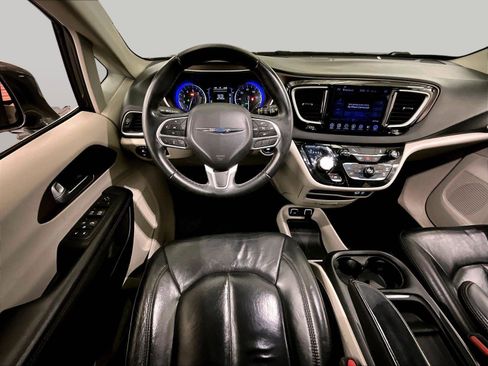 Used 2017 Chrysler Pacifica Touring-L w/ 13 Speaker Alpine Sound Group image 5