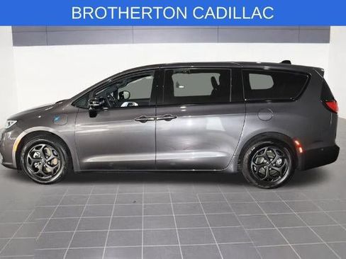 Used 2023 Chrysler Pacifica Limited w/ S Appearance Package FWD image 2
