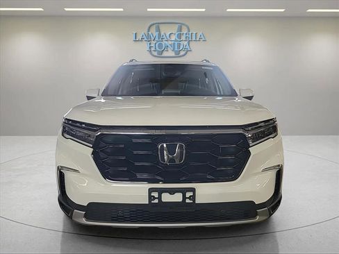 Used 2024 Honda Pilot Touring image 8