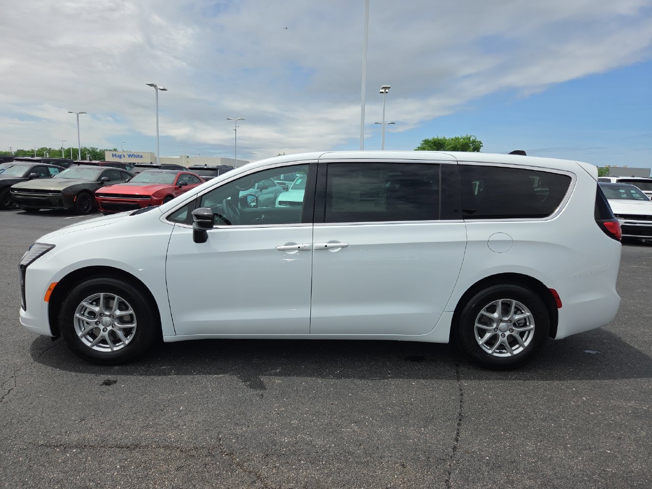 New 2027 Chrysler Pacifica Select w/ Family Tech Group FWD image 4