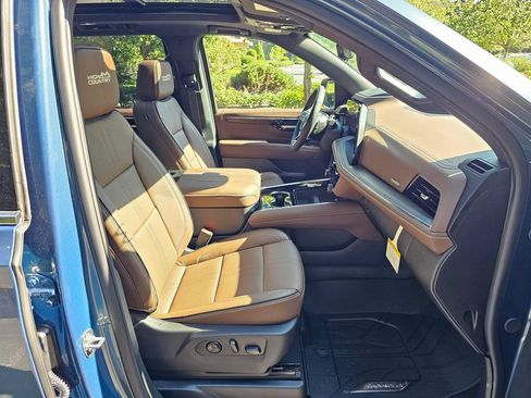 New 2026 Chevrolet Suburban High Country AWD/4WD image 11