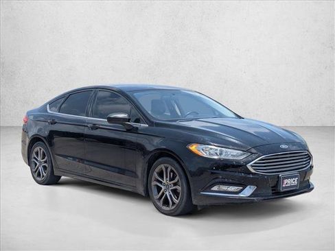 Used 2017 Ford Fusion SE w/ Equipment Group 201A FWD image 3