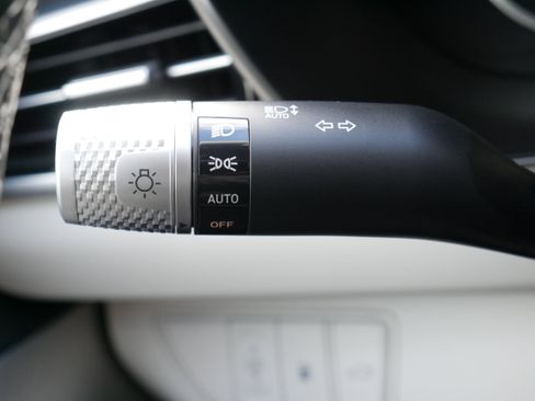 Used 2025 Genesis G70 2.5T image 25