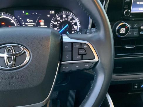 Used 2022 Toyota Highlander XLE AWD/4WD image 24