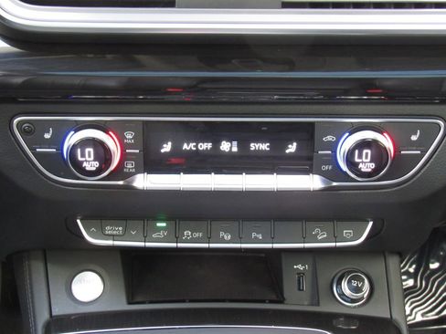 Used 2020 Audi Q5 e Prestige w/ Prestige Package AWD/4WD image 32