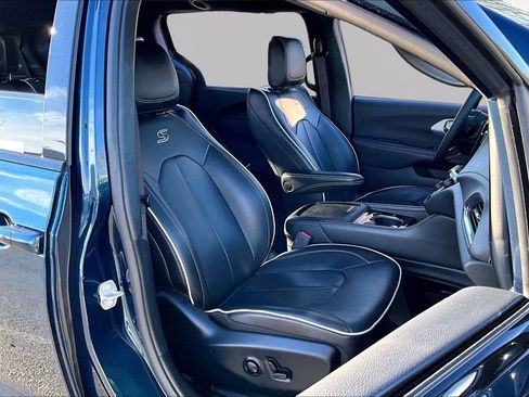 Used 2025 Chrysler Pacifica Limited image 21
