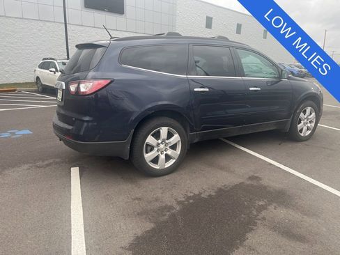 Used 2017 Chevrolet Traverse LT w/ Style and Technology Package image 3