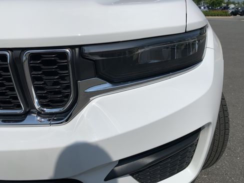 Certified 2023 Jeep Grand Cherokee Laredo w/ Luxury Tech Group I RWD image 7