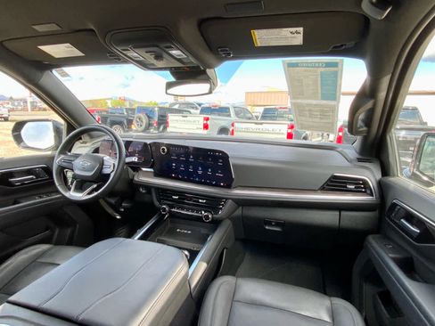 Used 2025 Chevrolet Suburban Z71 AWD/4WD image 32