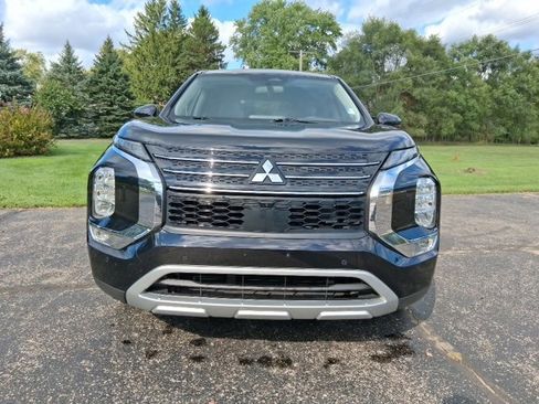 Used 2024 Mitsubishi Outlander image 2