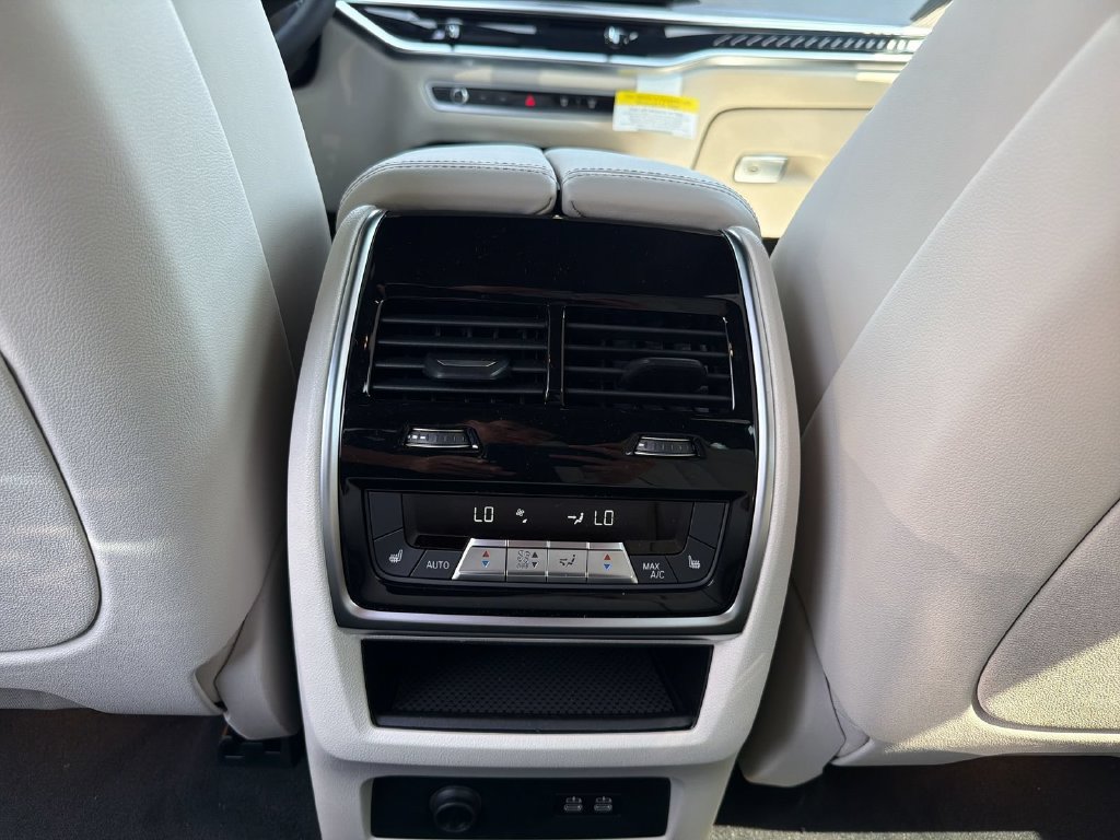 Used 2027 BMW X7 M60i AWD/4WD image 20