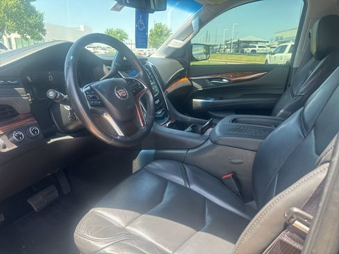 Used 2015 Cadillac Escalade Luxury AWD/4WD image 2