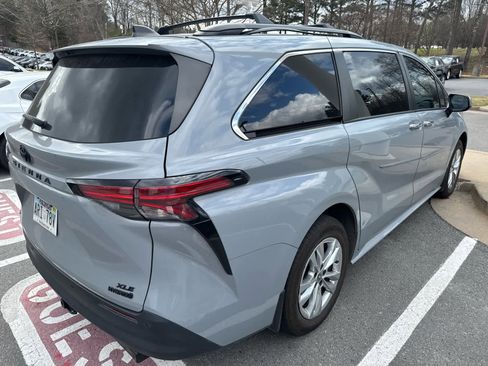 Used 2022 Toyota Sienna XLE Woodland Edition image 6