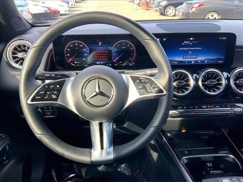 Used 2025 Mercedes-Benz GLB 250 4MATIC image 4