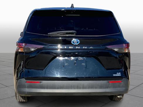 Used 2024 Toyota Sienna LE image 5