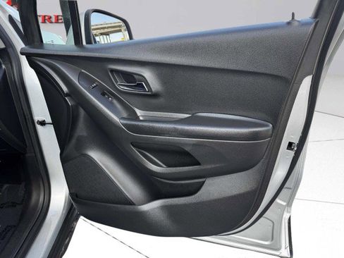 Used 2021 Chevrolet Trax LT w/ Driver Confidence Package image 48