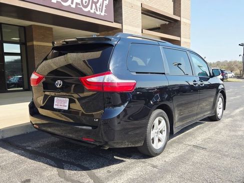 Used 2019 Toyota Sienna LE w/ LE Preferred Package image 6