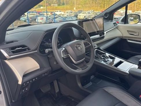 Used 2025 Toyota Sienna Platinum image 10