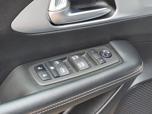 Used 2022 Chrysler Pacifica Touring FWD image 15