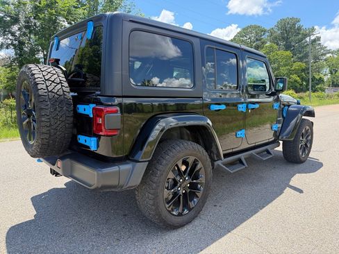 Used 2023 Jeep Wrangler Unlimited Sahara AWD/4WD image 3