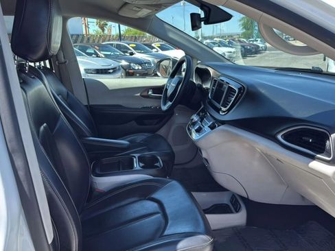 Used 2020 Chrysler Voyager Lxi image 23