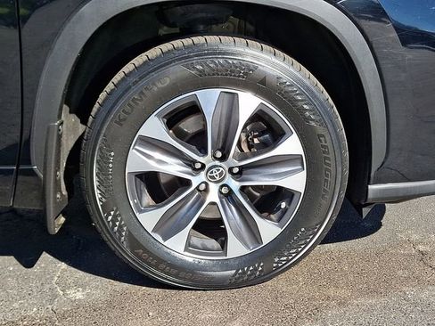 Used 2023 Toyota Highlander XLE AWD/4WD image 8