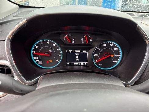 Used 2018 Chevrolet Equinox LT FWD image 2