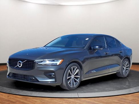 Used 2021 Volvo S60 T5 Momentum image 1