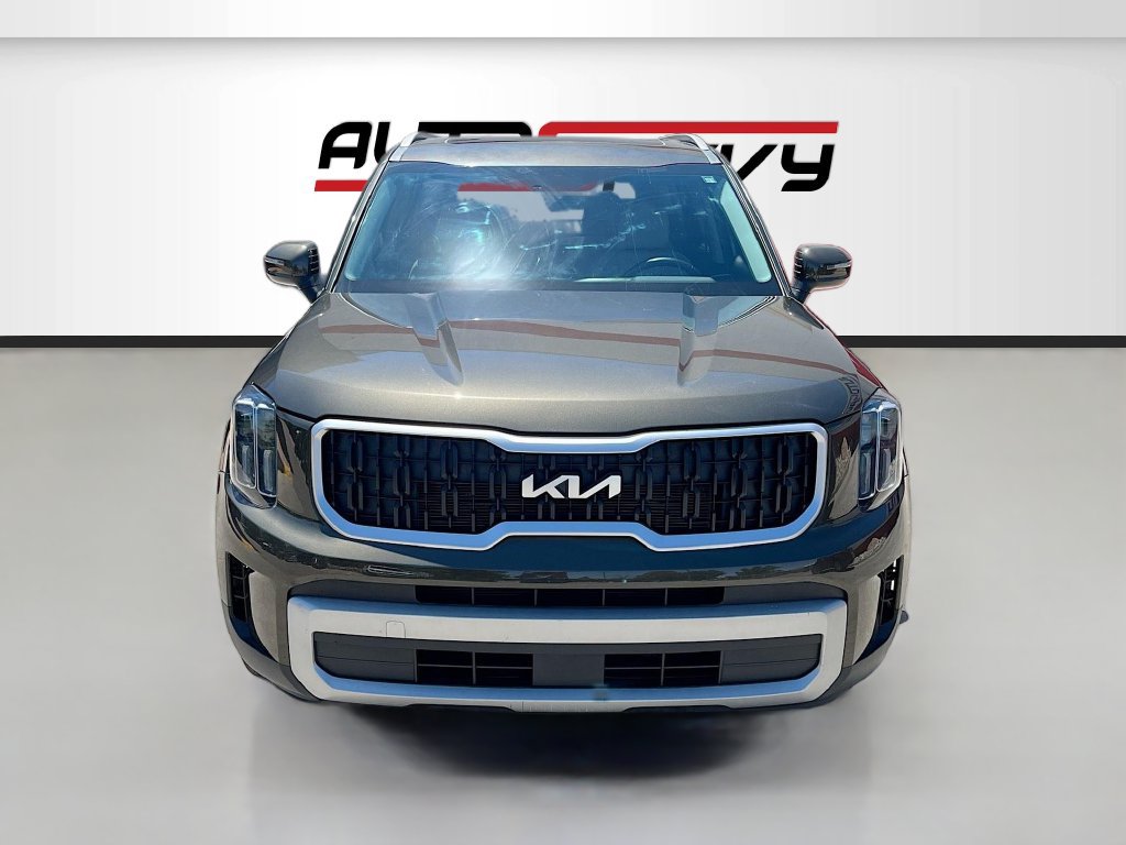 Used 2024 Kia Telluride EX w/ EX Captain's Chair Package AWD/4WD image 2